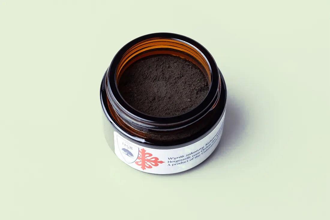 Offene Dose Mooreichen-Pulver von oben